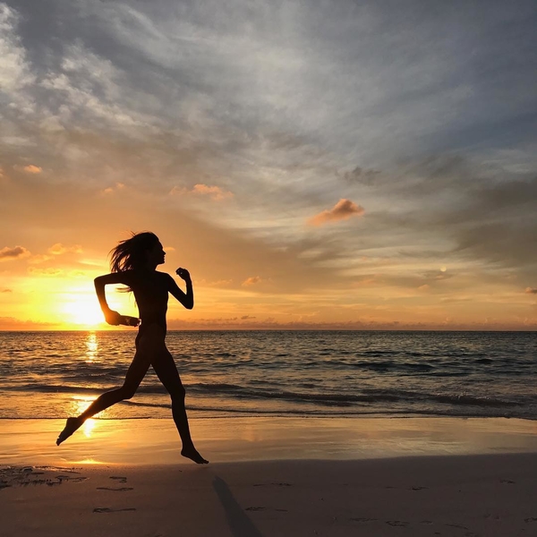 Пляжный образ: Эль Макферсон позирует на берегу океана