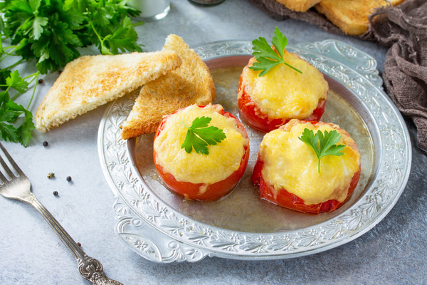 Как приготовить фаршированные помидоры с сыром: три вкусные идеи