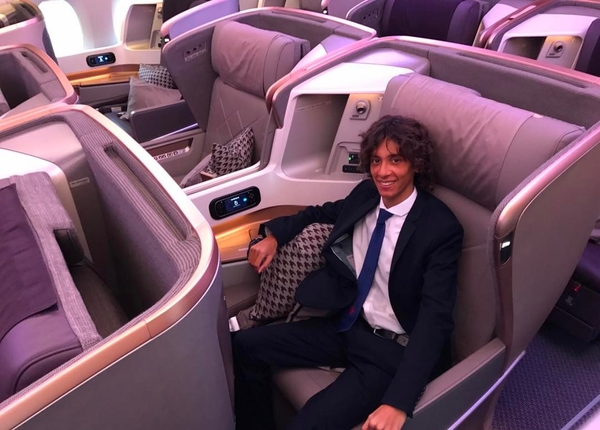 20-летнему парню платят за то, что он летает на первоклассных самолетах