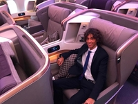 20-летнему парню платят за то, что он летает на первоклассных самолетах