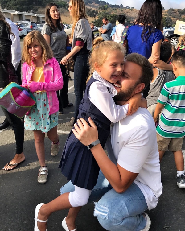 Экс-супруг Анны Седоковой отвел их дочь в первый класс