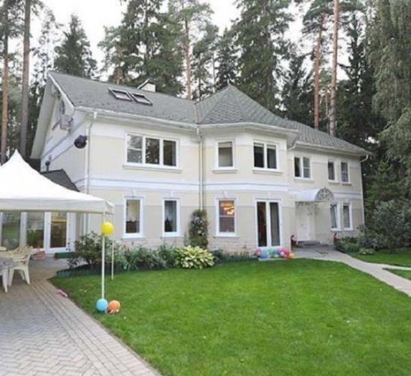 В Сеть попали первые фотографии дома Януковича в Подмосковье