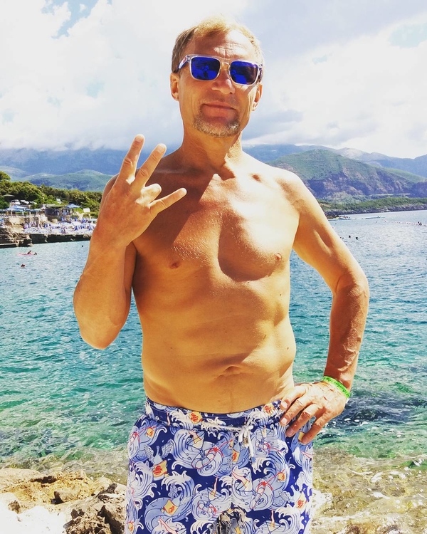 Олег Скрипка поделился ярким снимком с дельфинами