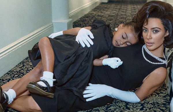 Ким Кардашян в образе Жаклин Кеннеди снялась в фотосессии с дочерью