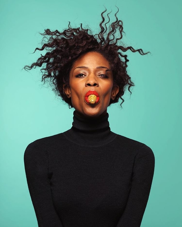 Блестки на языке: в Сети распространился новый бьюти-тренд