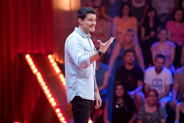 Новый сезон Рассмеши комика: шутят о спиннерах и дарят зеленую чачу