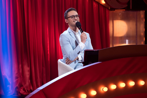 Новый сезон Рассмеши комика: шутят о спиннерах и дарят зеленую чачу