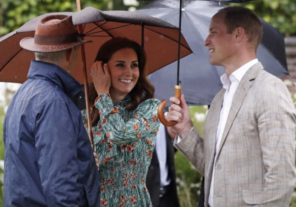 Кейт Миддлтон почтила память принцессы Дианы в ярком образе