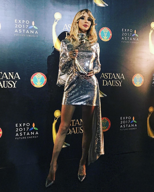 Фанатка нарисовала на своей груди портрет LOBODA