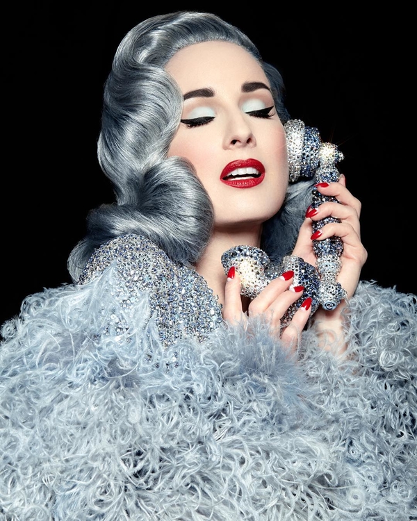 Дита фон Тиз поделилась в Сети фото в вышиванке от украинского дизайнера