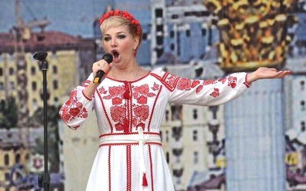 Максакова спела в вышиванке в Киево-Печерской Лавре