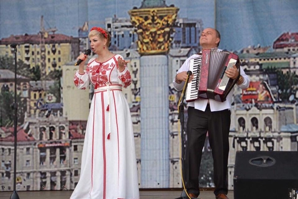 Максакова спела в вышиванке в Киево-Печерской Лавре