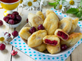 Жареные пирожки с вишней на кефире