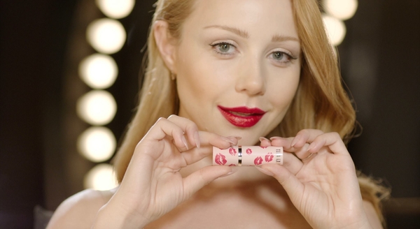 Оставь свой автограф: Тина Кароль выпустила красную помаду