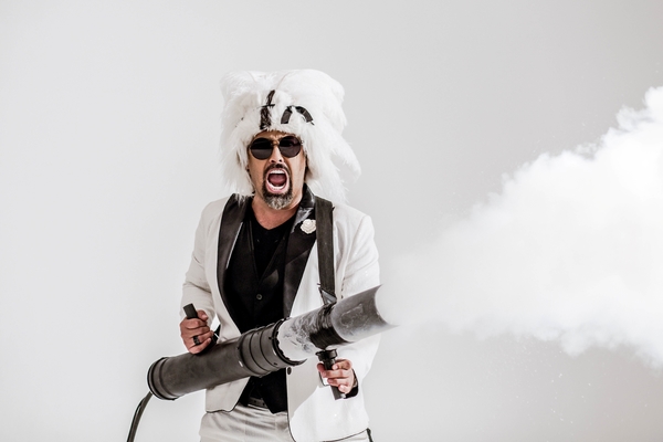 Дима Коляденко показал свой яркий новый клип Танцы-Шманцы