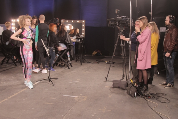 Участников Топ-модель по-украински столкнули с двухметрового подиума