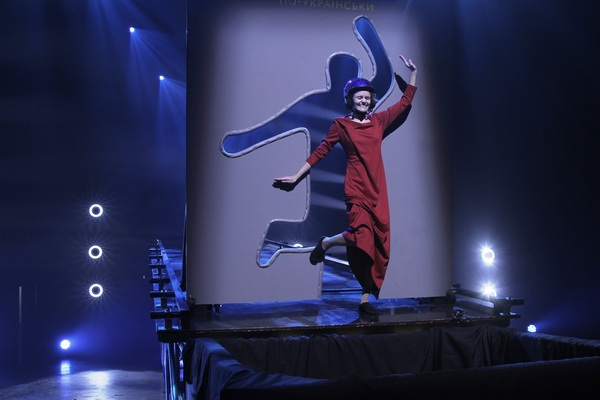 Участников Топ-модель по-украински столкнули с двухметрового подиума