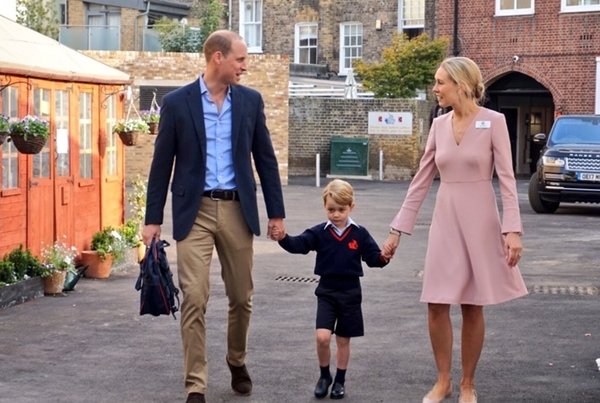 Принц Уильям без Миддлтон отвел сына Джорджа в школу