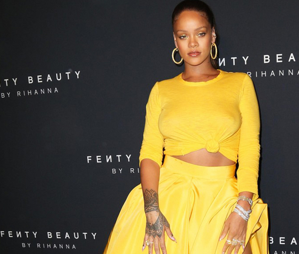 Беременная или просто не в лучшей форме: образ Рианны на презентации Fenty Beauty
