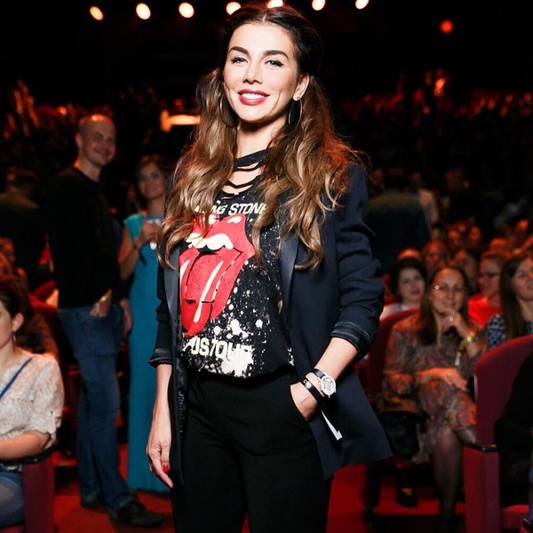 Анна Седокова душевно спела с младшей дочерью