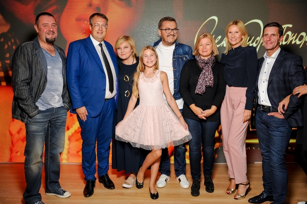 Винник, Осадчая и Шкиряк посетили презентацию нового клипа Александра Пономарева