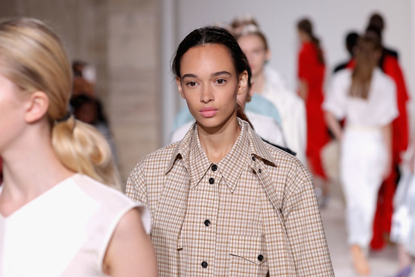 Женственность и красота: Виктория Бекхэм презентовала новую коллекцию