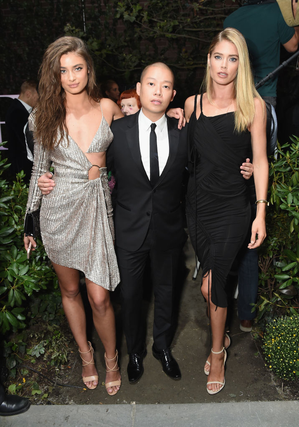 Даутцен Крус вышла в свет в сексуальном платье