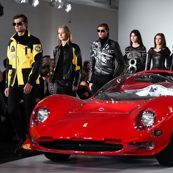 В окружении эксклюзивных машин: показ Ralph Lauren прошел в гараже