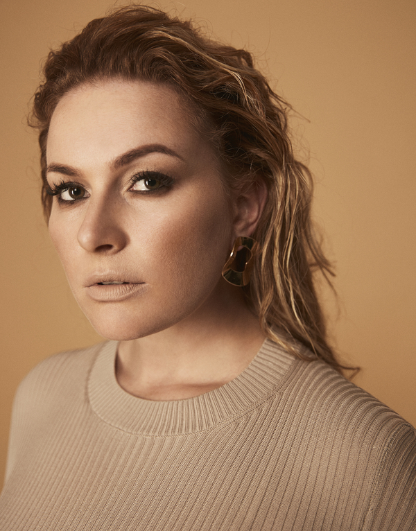 Татьяна Мацкевич снялась для известного глянца в роскошном образе