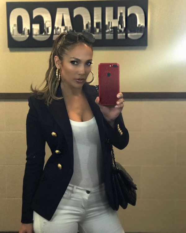 Дженнифер Лопес устроила фотосессию в своем доме