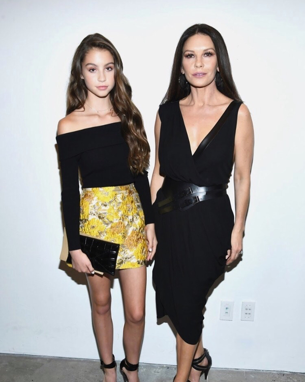 Подросшая дочь Кэтрин Зеты-Джонс впервые вышла в свет