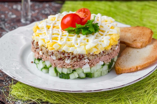 Салат с крекерами и рыбными консервами - рецепт с пошаговыми фото | ne-dieta