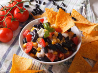 Осенний салат с фасолью и ветчиной