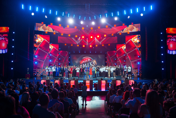 Лига смеха: Оля Полякова вышла на сцену в образе тибетского монаха