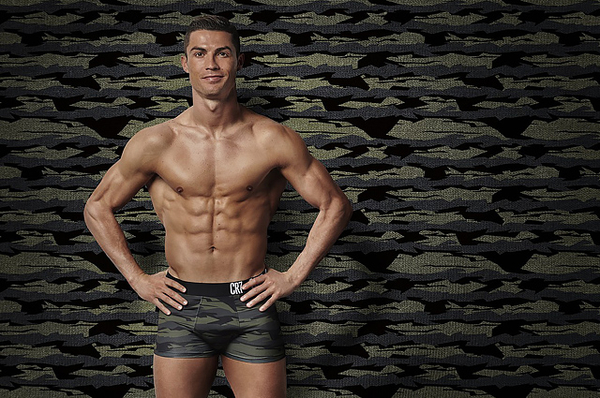 Обнаженный Криштиану Роналду снялся в рекламной кампании CR7