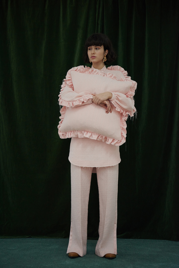 Подушка вместо сумки: новый аксессуар для всех любительниц поспать