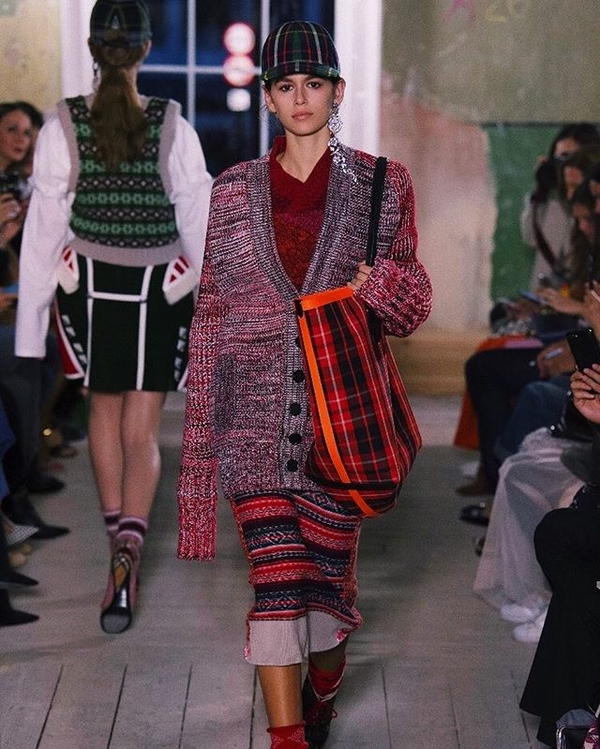 Звездная семья: Кайя и Пресли Гербер дефилировали в показе Burberry