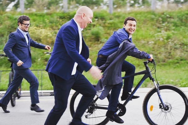 Пашем на съемках: Зеленский поделился забавным видео