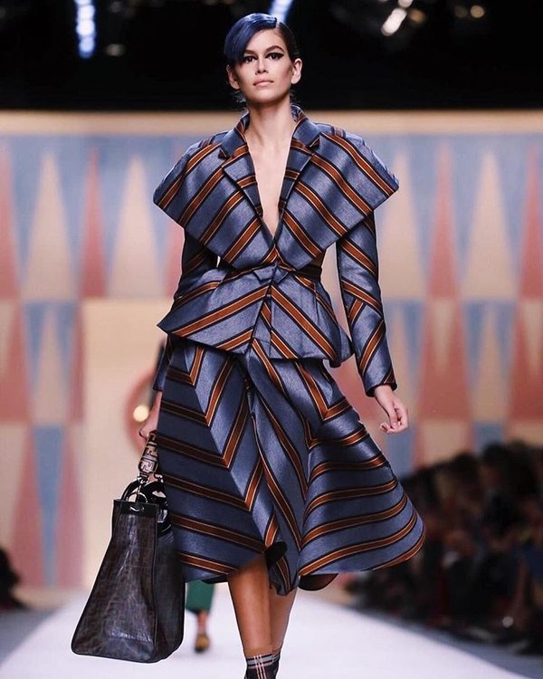 Сестры Хадид, Кайя Гербер и Кендалл Дженнер прошлись по подиуму Fendi с синими волосами