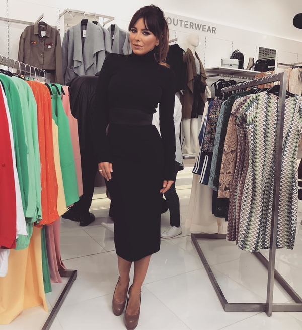 Ани Лорак подчеркнула пышный бюст асимметричным купальником