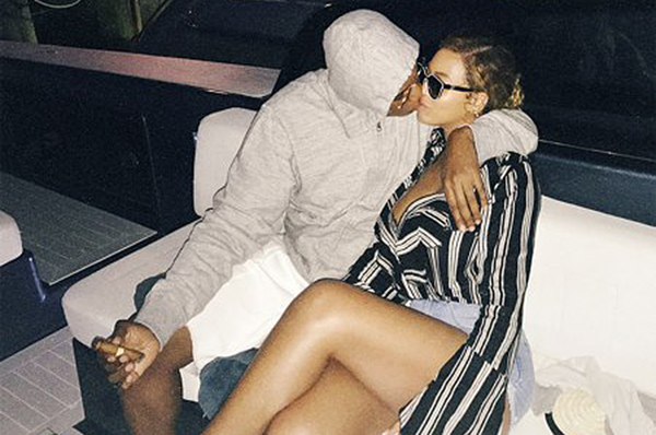 Бейонсе поделилась романтическим снимком с отдыха на яхте
