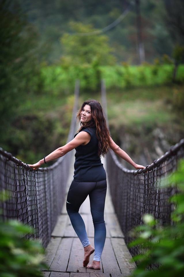 Мосты и водопады: Руслана устроила фотосессию в Карпатах