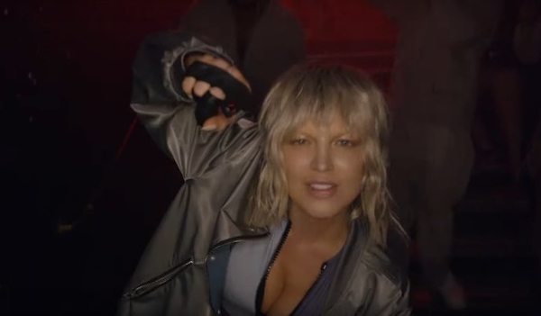 Ферги сменила несколько образов в новом клипе