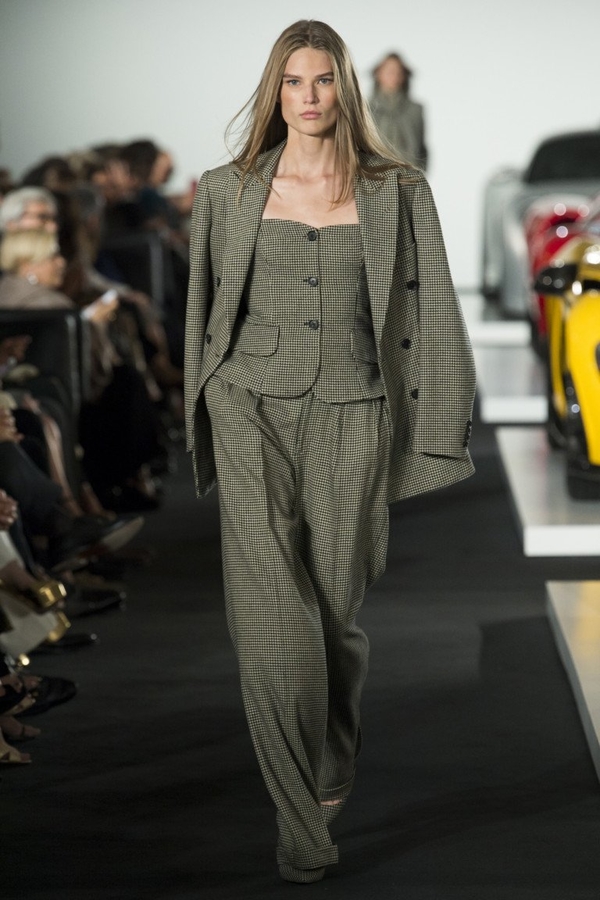 Встречай осень в стильном образе: женские брючные костюмы стали трендом сезона