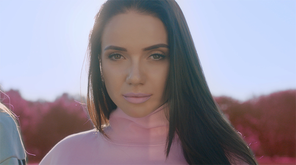 Байкерскую экипировку смелая My Ree заменила на сексуальный топ и шорты