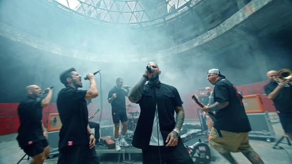 BRUTTO вспомнили дворовую юность в новом клипе на песню Папяроска