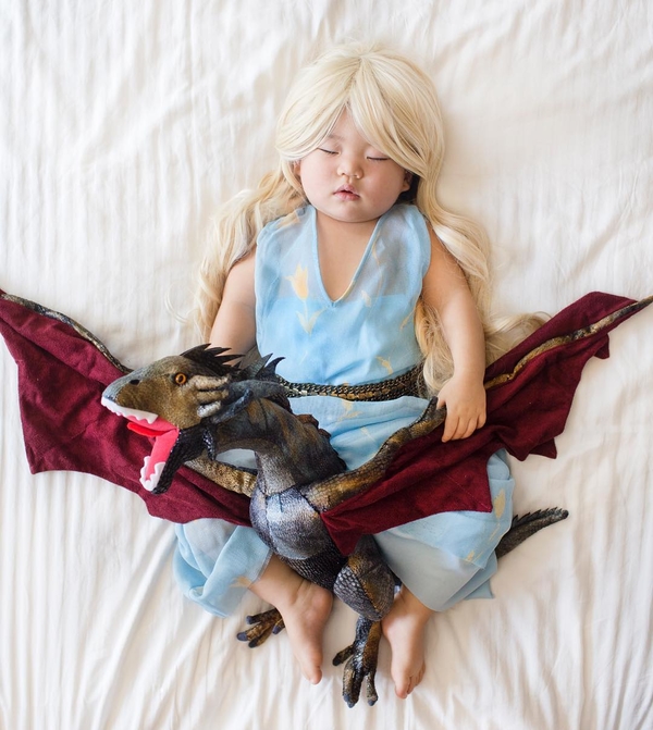 Фото малышки в костюмах героев фильмов и мультиков покорили Сеть