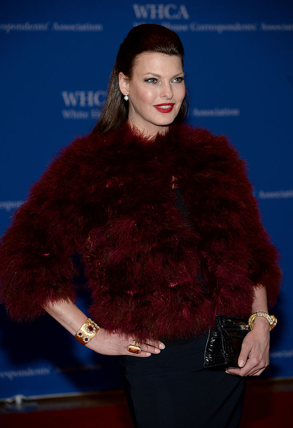 Домашнее заточение: 52-летняя Линда Эвангелиста не выходит в свет из-за лишнего веса