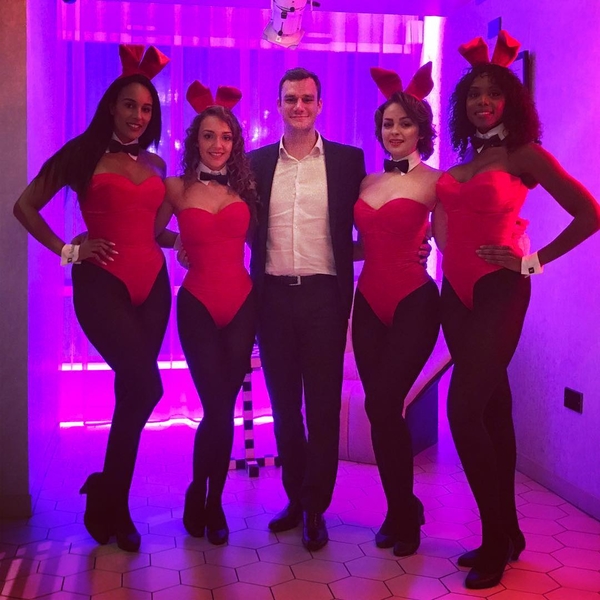 Наследник империи Playboy: яркие фото младшего сына Хью Хефнера