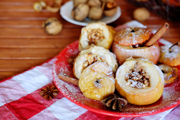 Запеченные яблоки с корицей, медом и орехами: рецепт от Светланы Фус